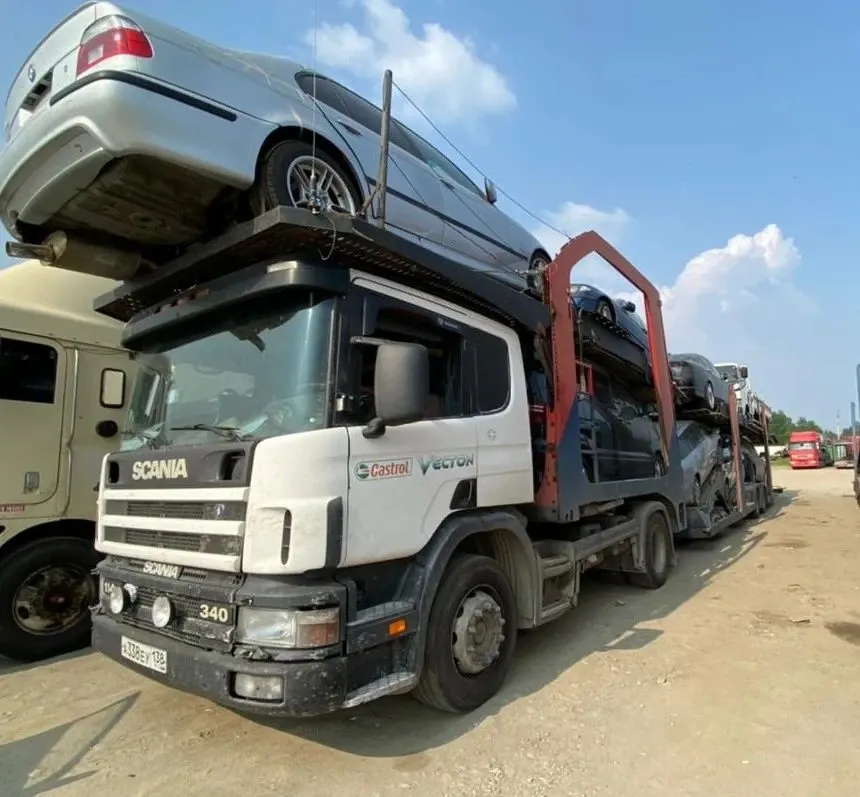Загруженный автовоз Scania перед рейсом