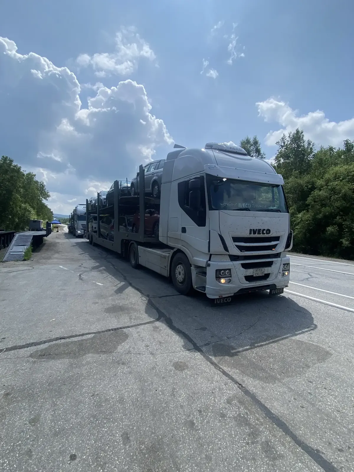 Автовозы Дяди Ромы на парковке перед рейсом