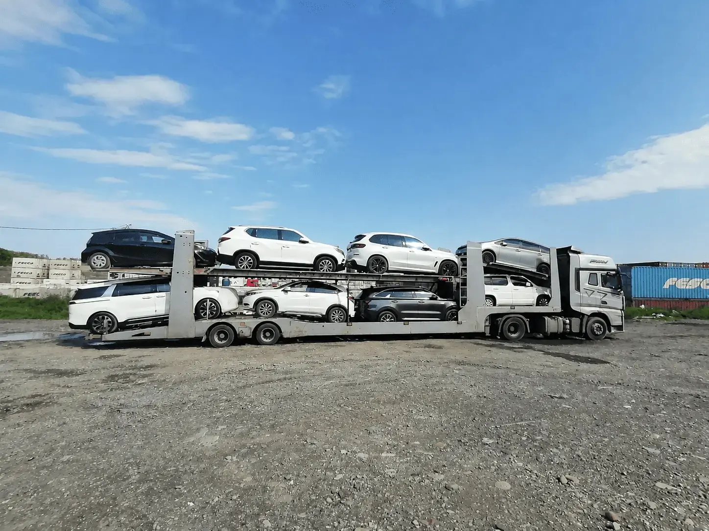 Автовоз с автомобилями на стоянке после рейса