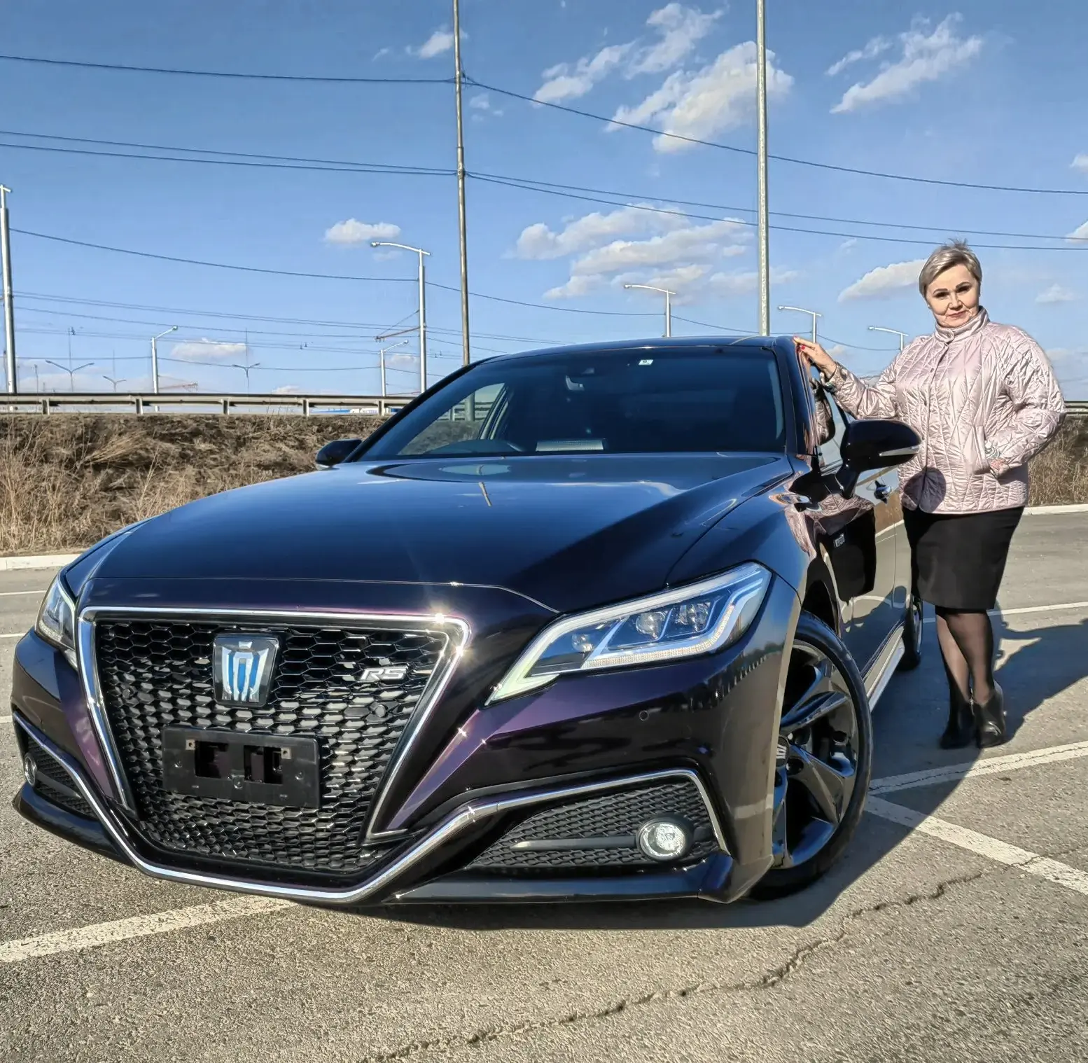 Клиентка у доставленного Toyota Crown